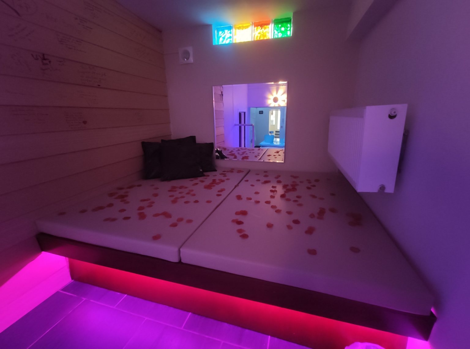 Lounge area met rozenblaadjes