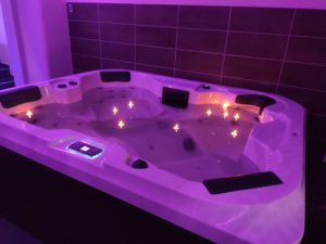 Jacuzzi met drijvende LED-kaarsjes