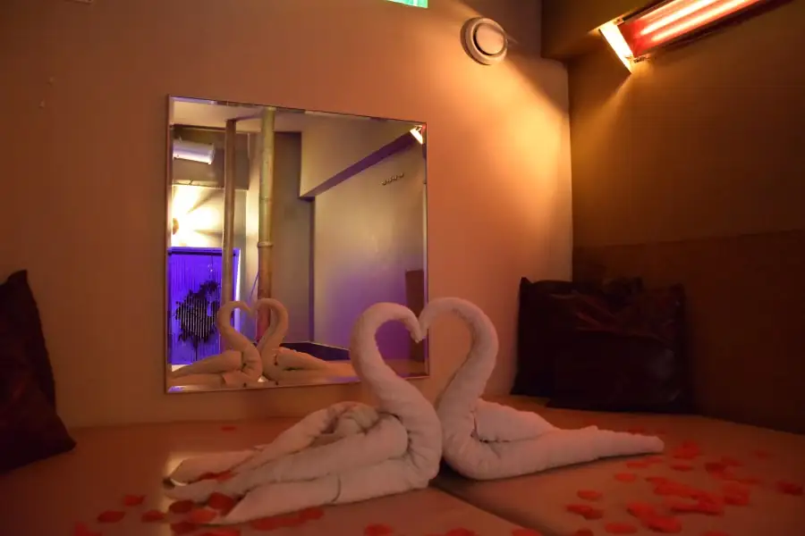 Essuies pliés en forme de cygnes qui s'embrassent