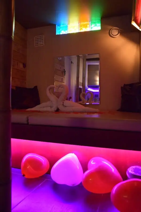 Lounge et mur de la romance